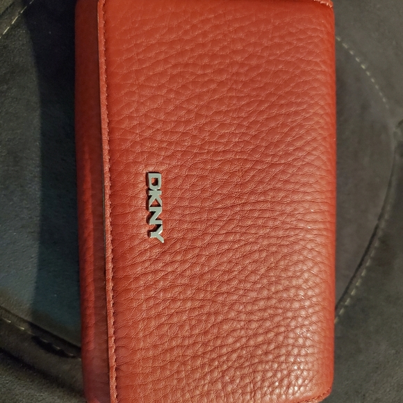 Dkny leather wallet New no tags - Picture 1 of 2